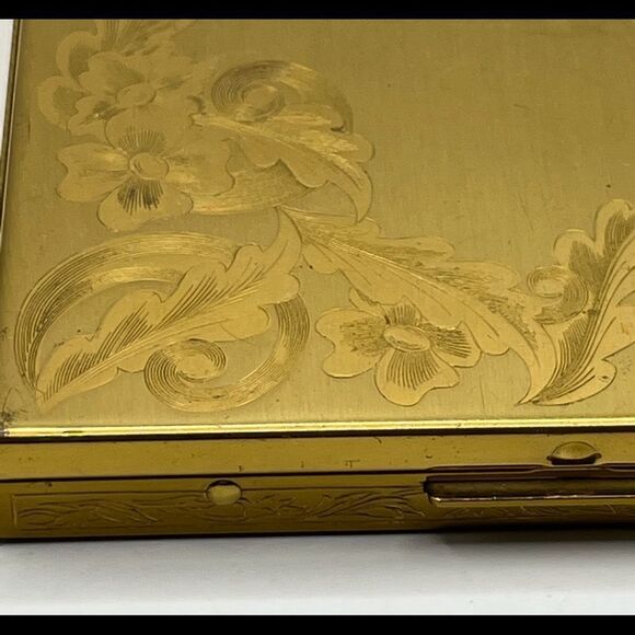 Columbia Fifth Ave large etched vintage compact. - Picture 6 of 10